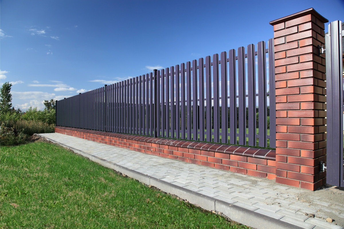Каким забором можно оградить частный дом — обзор вариантов