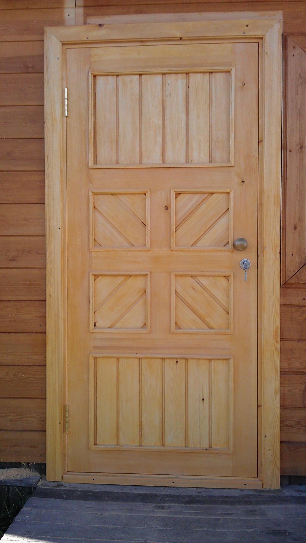 Сделать входную дверь в дом. Дверь входная деревянная. Двери наружные деревянные. Входная деревянная дверь для бани уличная. Дверь входная деревянная с коробкой.