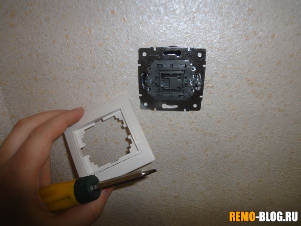 Демонтаж выключателей света: снятие рамки и клавиш
