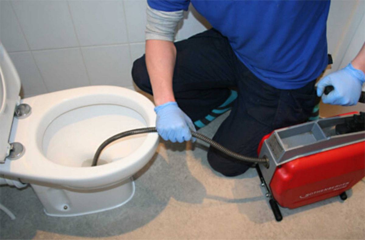 Как прочистить канализационные трубы в частном доме своими руками