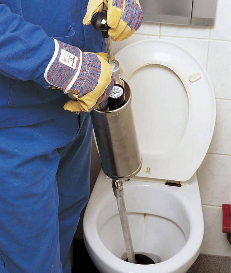 Прочистка канализационных труб народными средствами в домашних условиях
