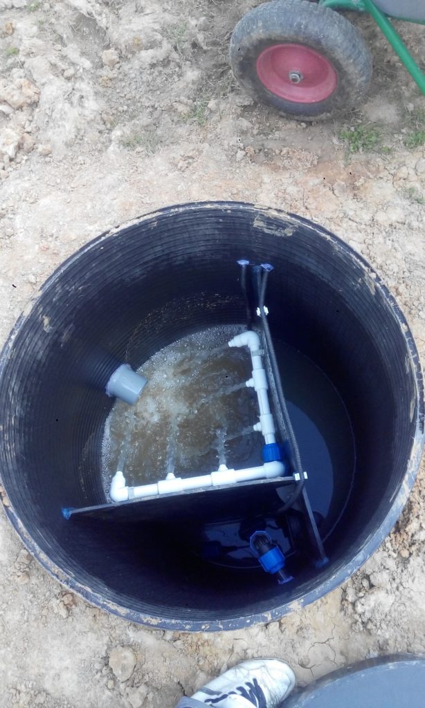 В каких ситуациях может понадобиться откачка воды из колодца и как это проделать