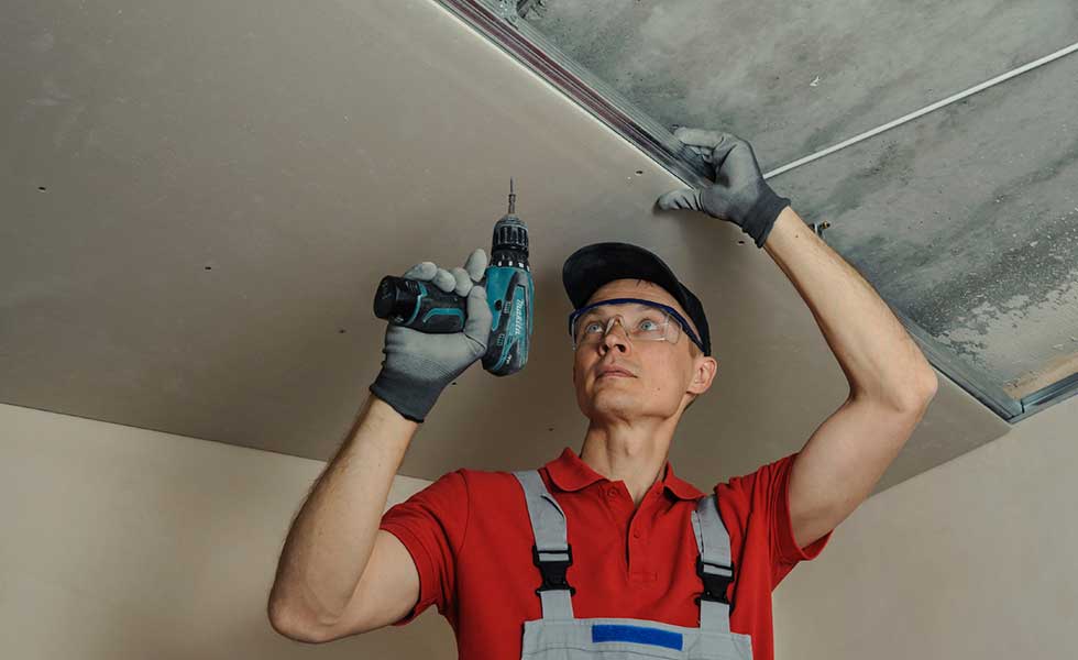 Как отремонтировать потолок собственноручно