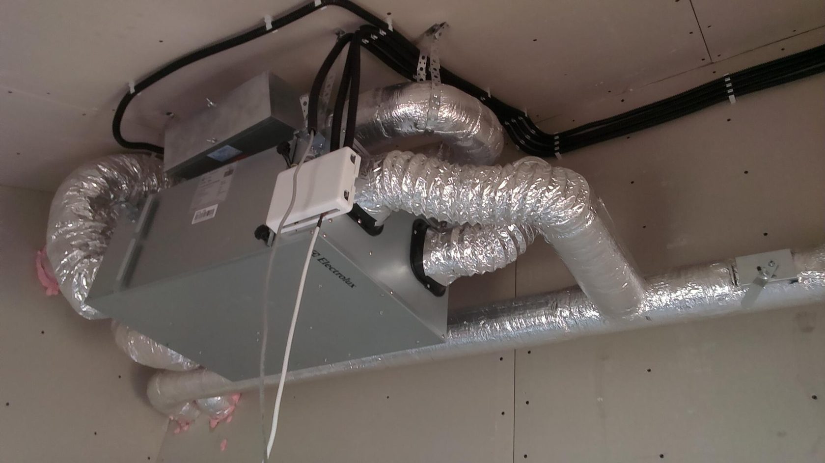 Системы приточной вентиляции с подогревом воздуха: клапаны, вентиляторы