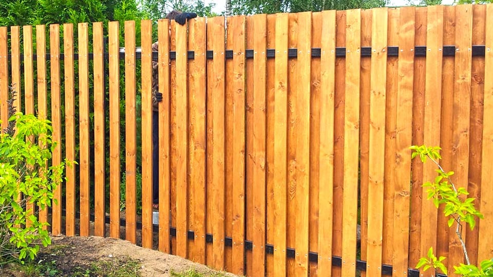 Решаем каким сделать забор из дерева