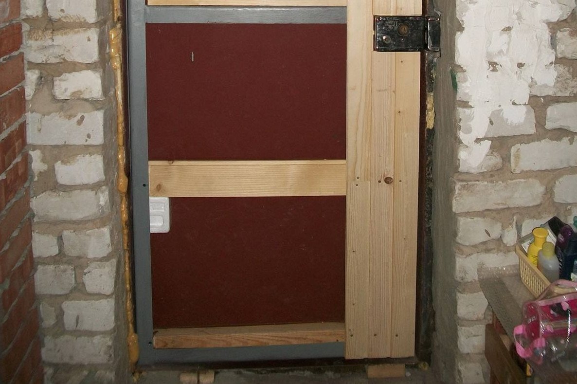 Обшить железную дверь. Металлическая дверь обшитая деревом. Дверь наружная деревянная утепленная. Металлическая дверь обшитая деревом входная. Обшивка деревянной двери.