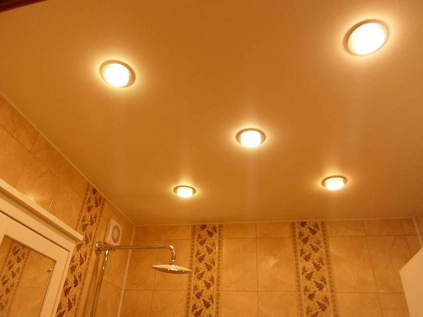 светильник в натяжной потолок для ванной