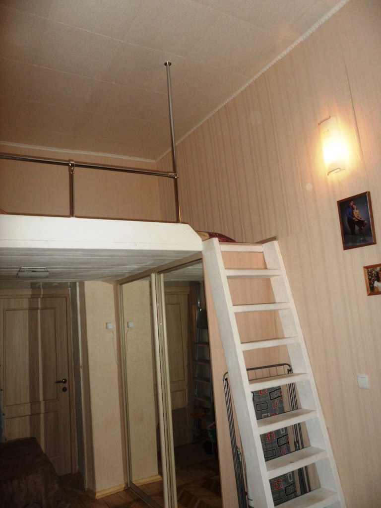 Второй этаж в однокомнатной квартире или спальня на антресоли: сопутствующие работы на втором этаже