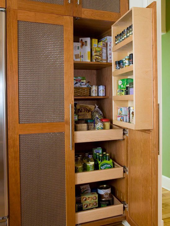 Полка на двери шкафчика — экономим место на кухне
