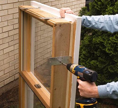 Как вставить деревянное окно своими руками