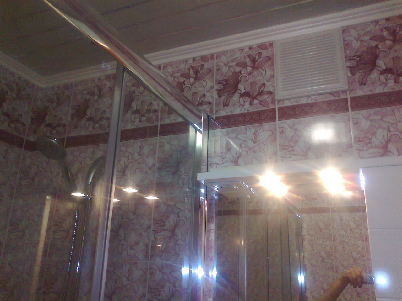 Потолок из стеновых ПВХ панелей в ванной