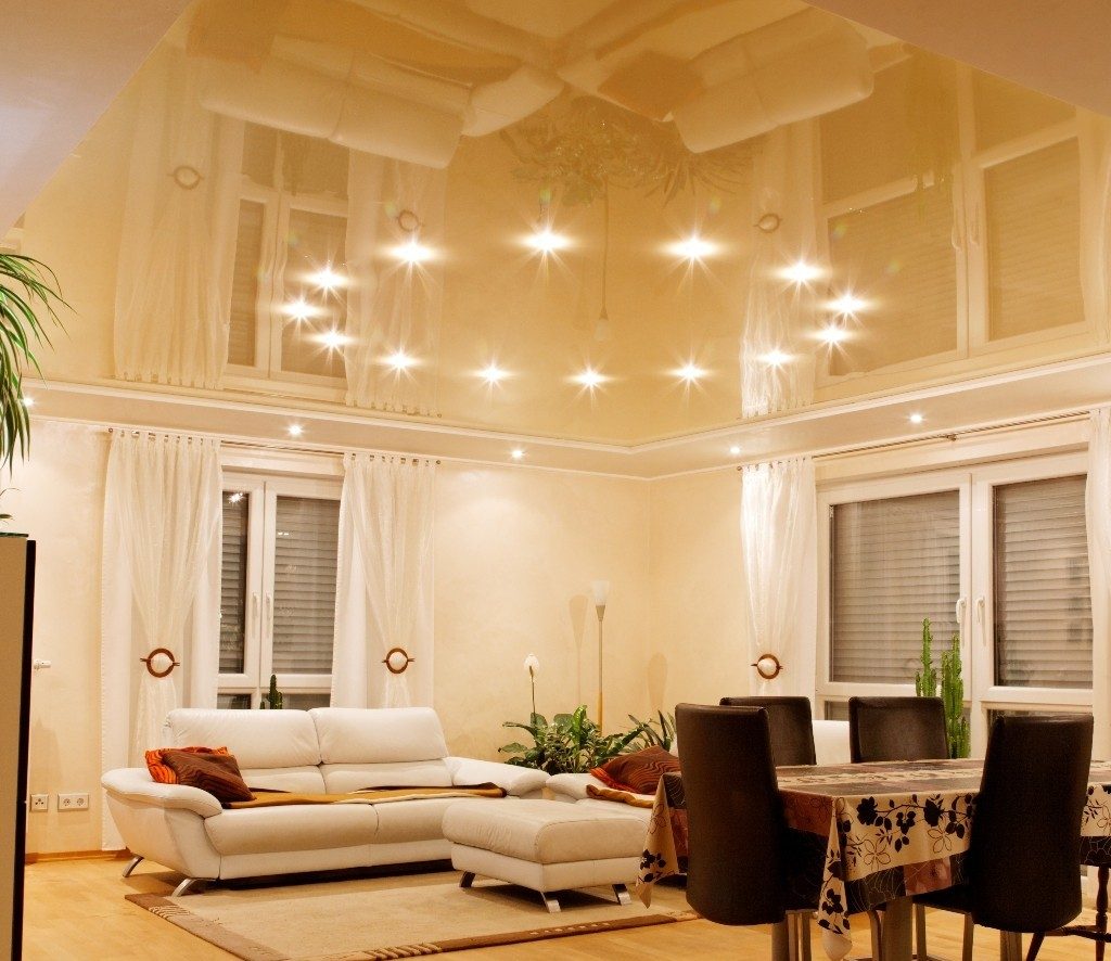 Идеи и варианты освещения для натяжных потолков для разных комнат