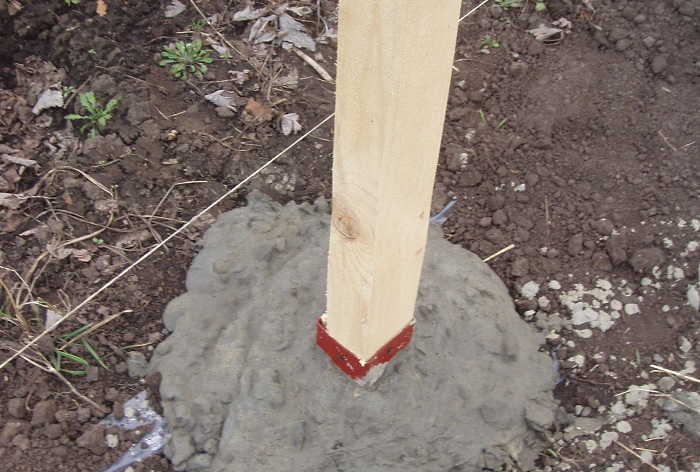 Правила вкапывания столбов для забора из дерева