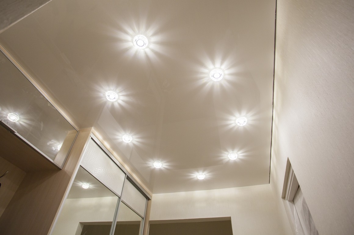 Как правильно выбрать лампы освещения для натяжного потолка