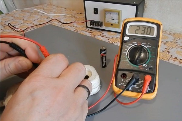 Проверка напряжения в электрической сети 220В с помощью мультиметра