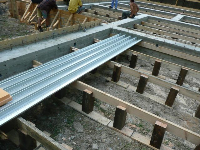 Армирование перекрытия по профнастилу и бетону