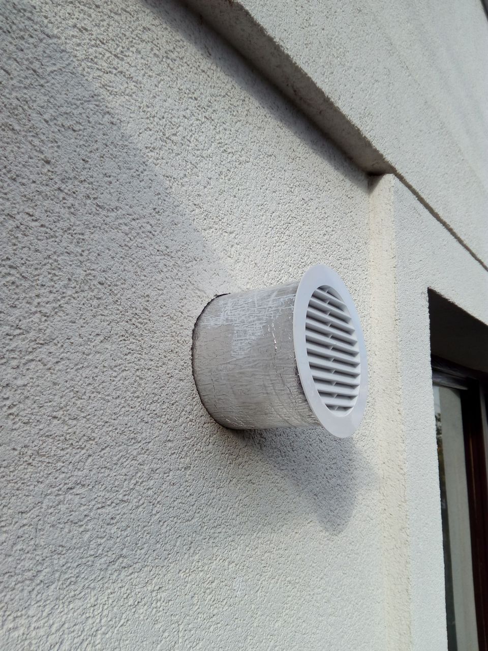 Вентиляционное отверстие в стене