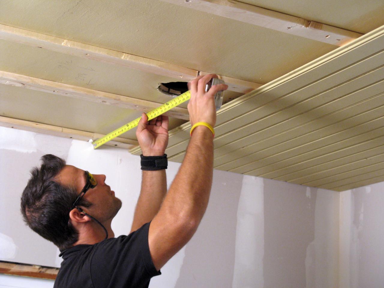 Варианты как отделать потолок пластиковыми панелями