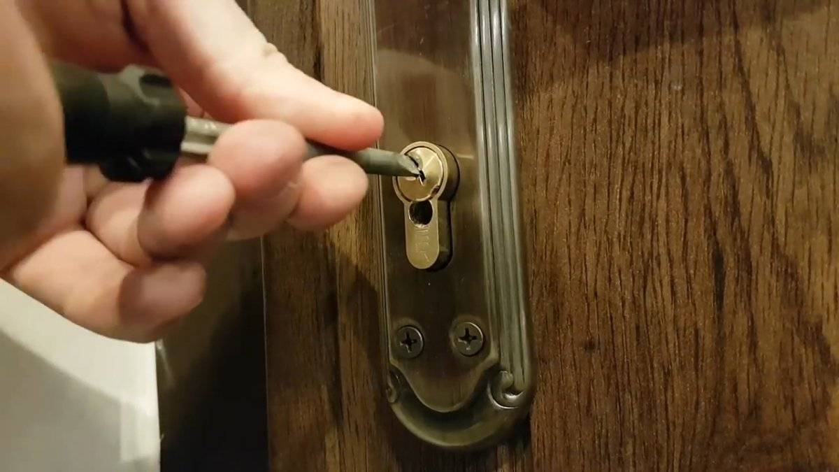 Как открыть дверь без ключа, если дверь захлопнулась или ключ потерян