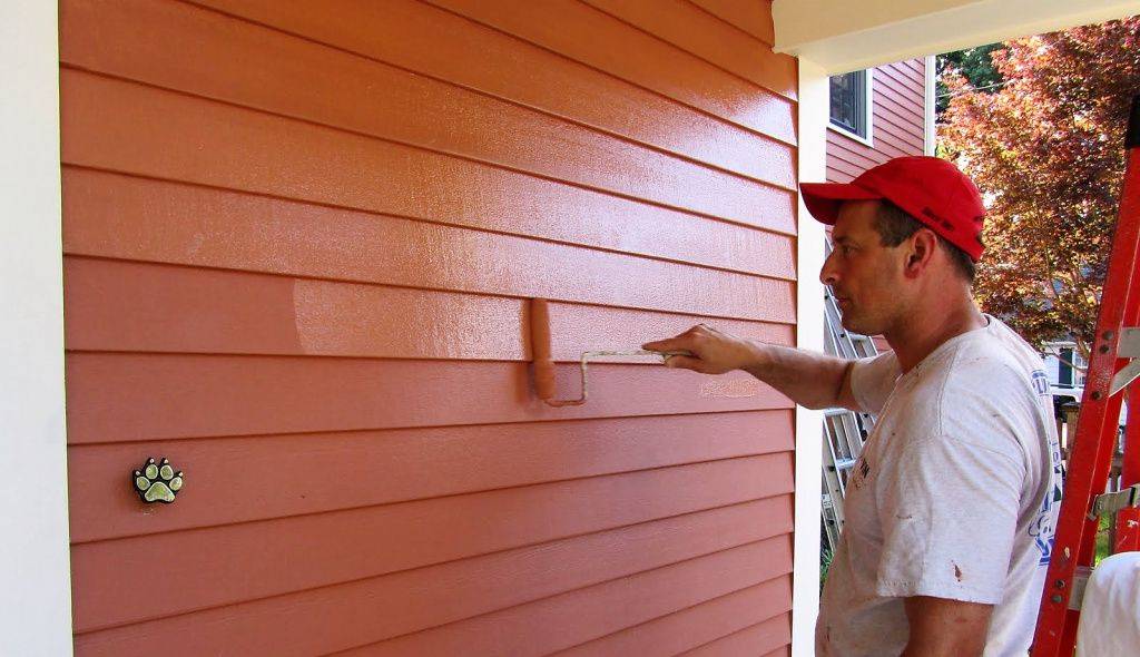 Как правильно покрасить деревянный дом снаружи качественно и надолго
