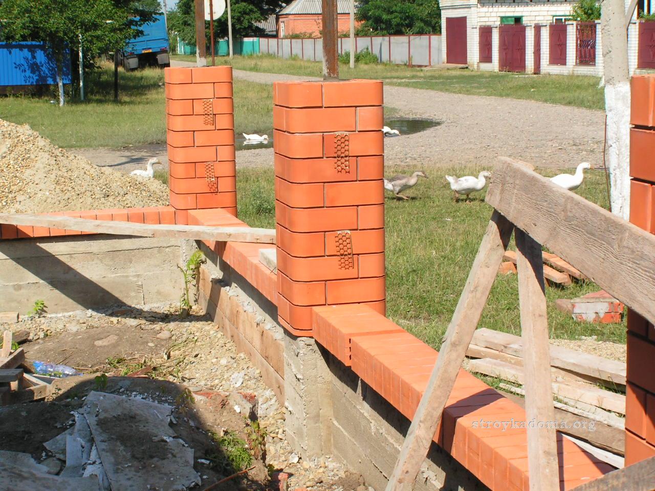 Строительство кирпичного забора для своего дома: описание процесса