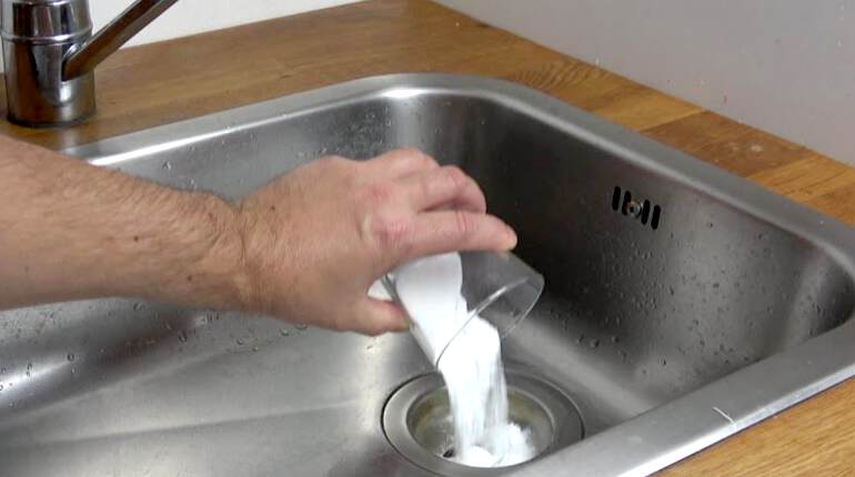 Как прочистить канализацию содой и уксусом