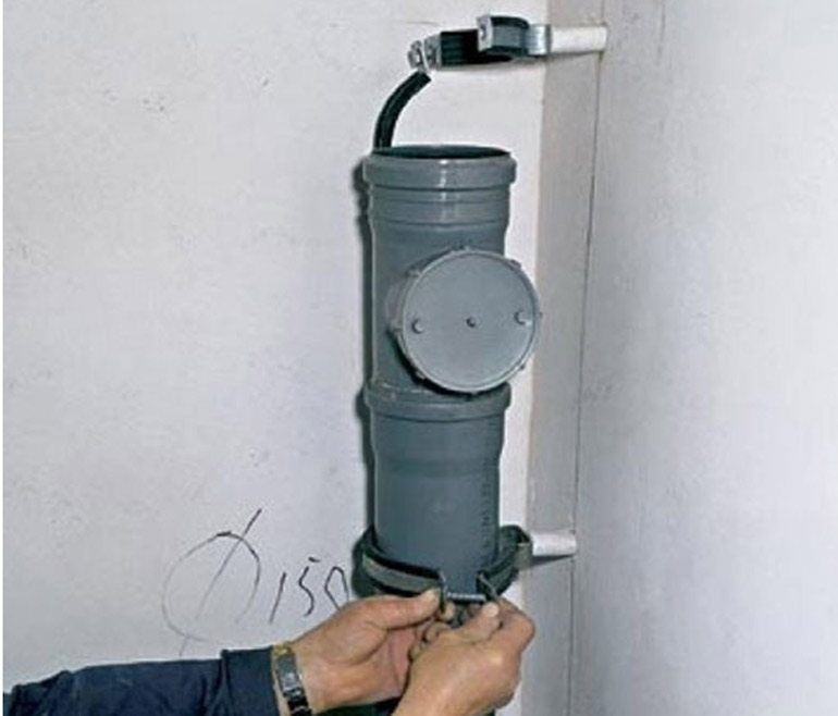 Как крепить канализационную трубу из ПВХ к стене