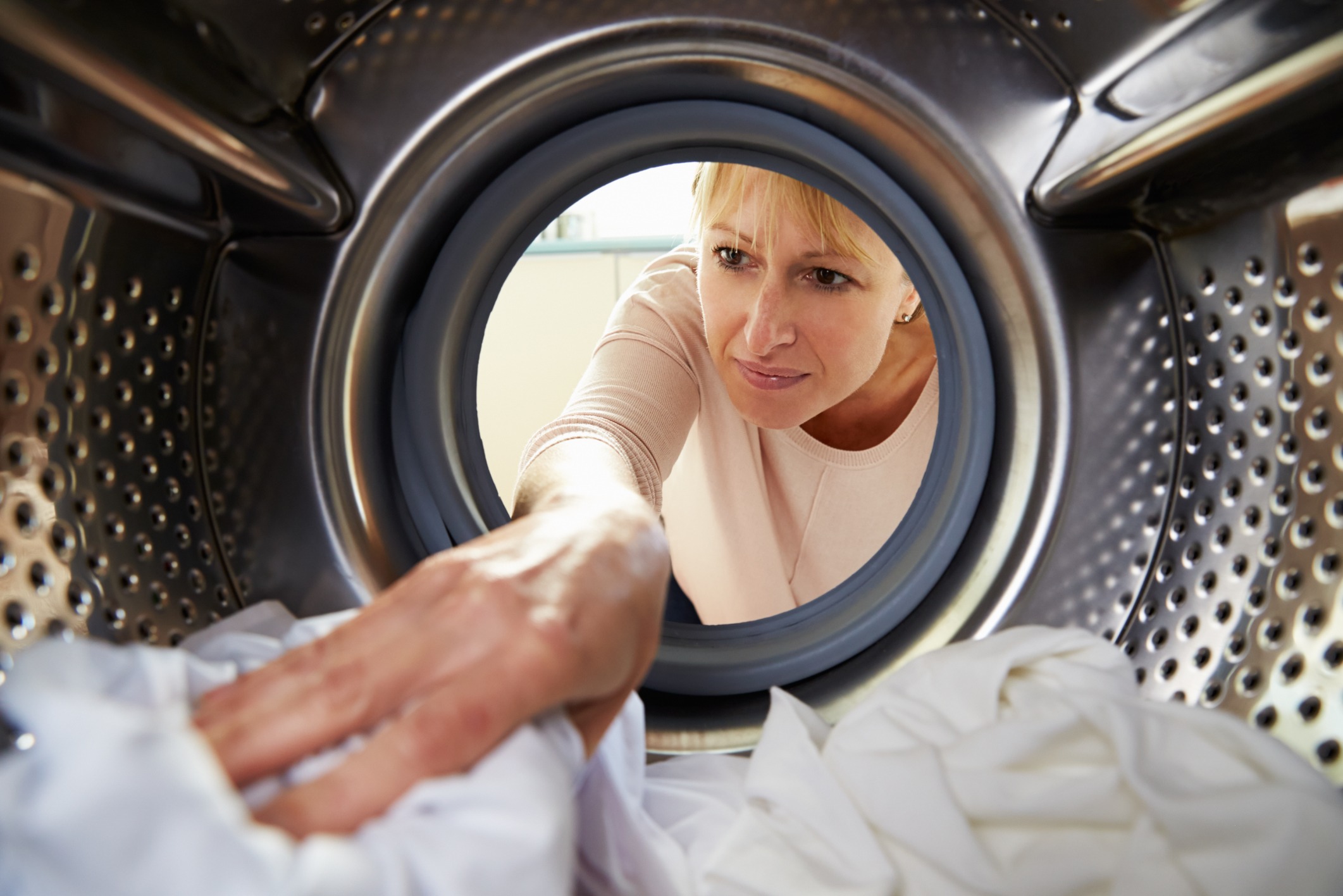 Скорее всего, вы делаете это неправильно: 6 главных ошибок при использовании стиральной машины, которые ее «убивают»