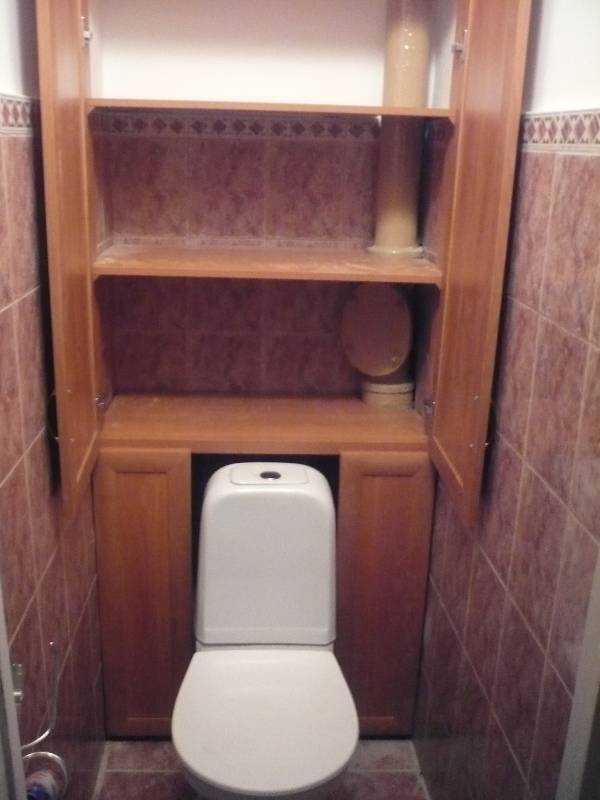 Шкафчик в туалет над или за унитазом — варианты и идеи