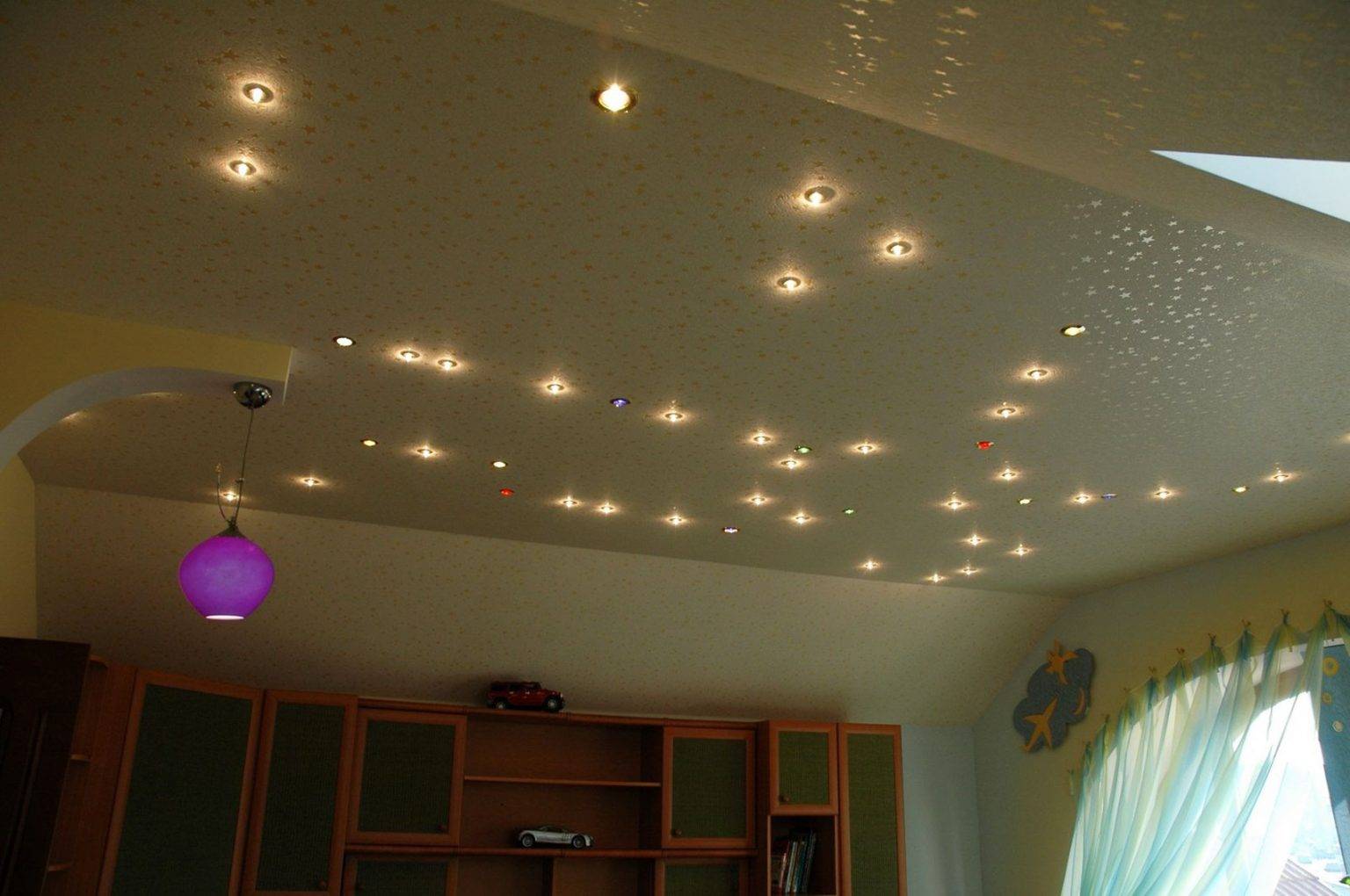 Как выбрать точечные потолочные светильники
