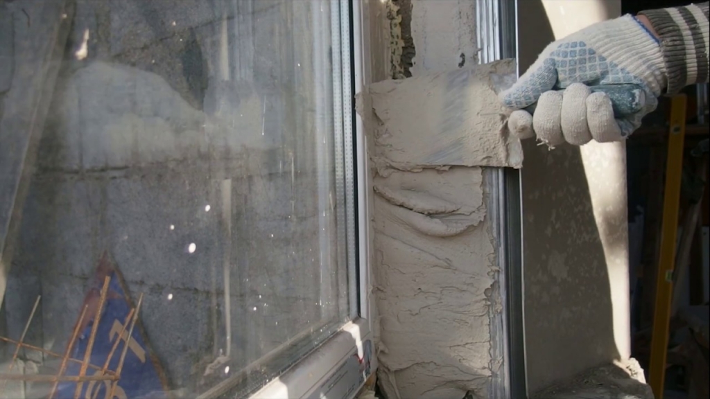 Как заштукатурить откосы на окнах своими руками