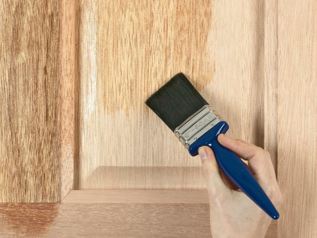 Покраска деревянных дверей своими руками