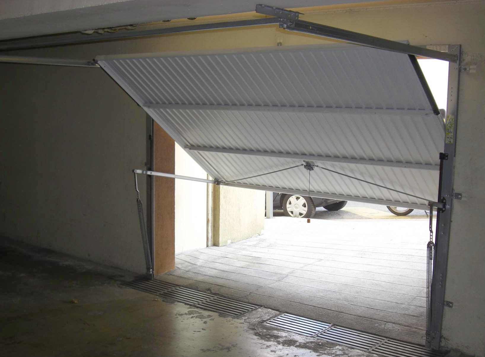 Как сделать подъемные складные ворота для гаража своими руками