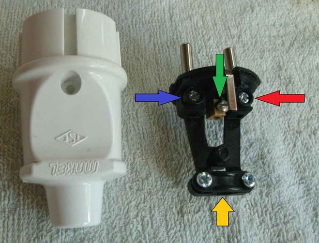 Как поменять вилку. Вилка с заземлением как подключить провода. Как правильно подключить провода к вилке с заземлением. Евровилка с заземлением подключить провод. Сборка вилки с заземлением Lezard.