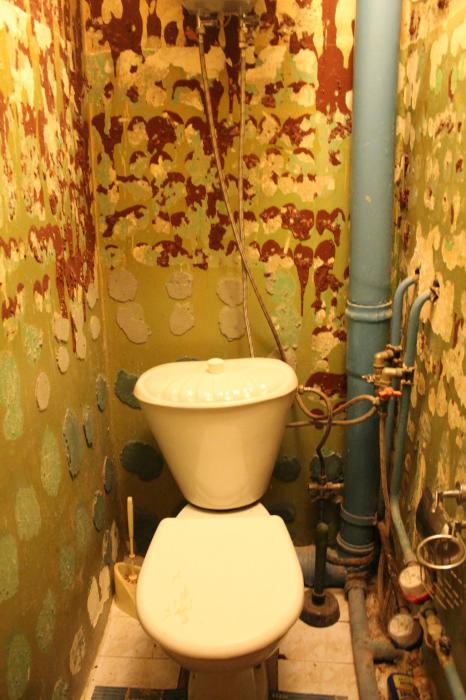 Как спрятать канализационную трубу в туалете