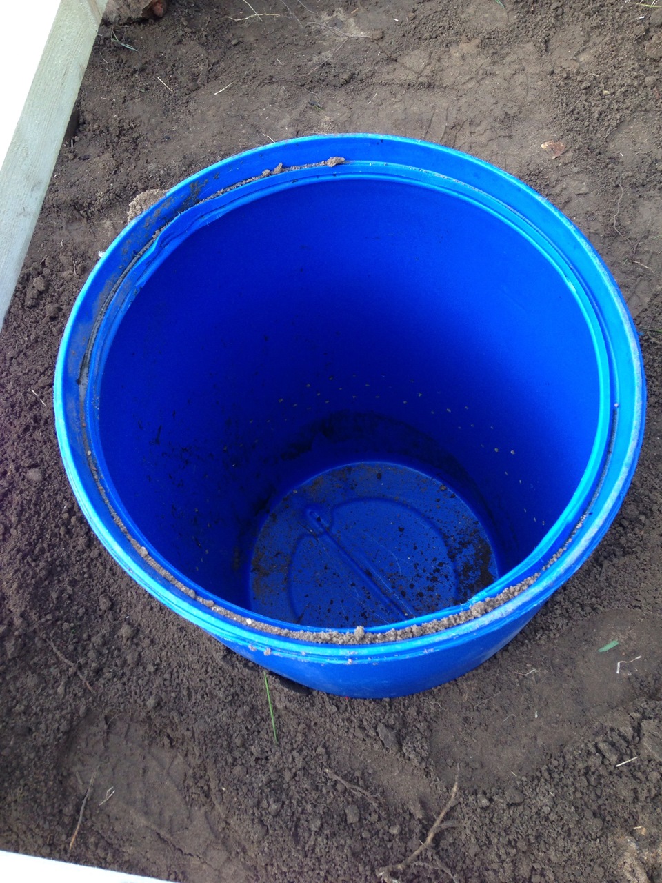 Как сделать выгребную яму из бочки для дачного туалета