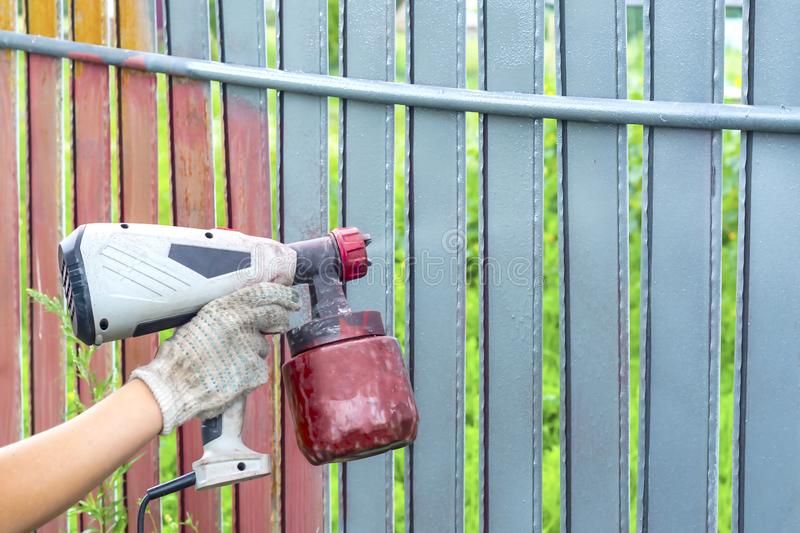Как и чем покрасить забор из дерева красиво и надолго
