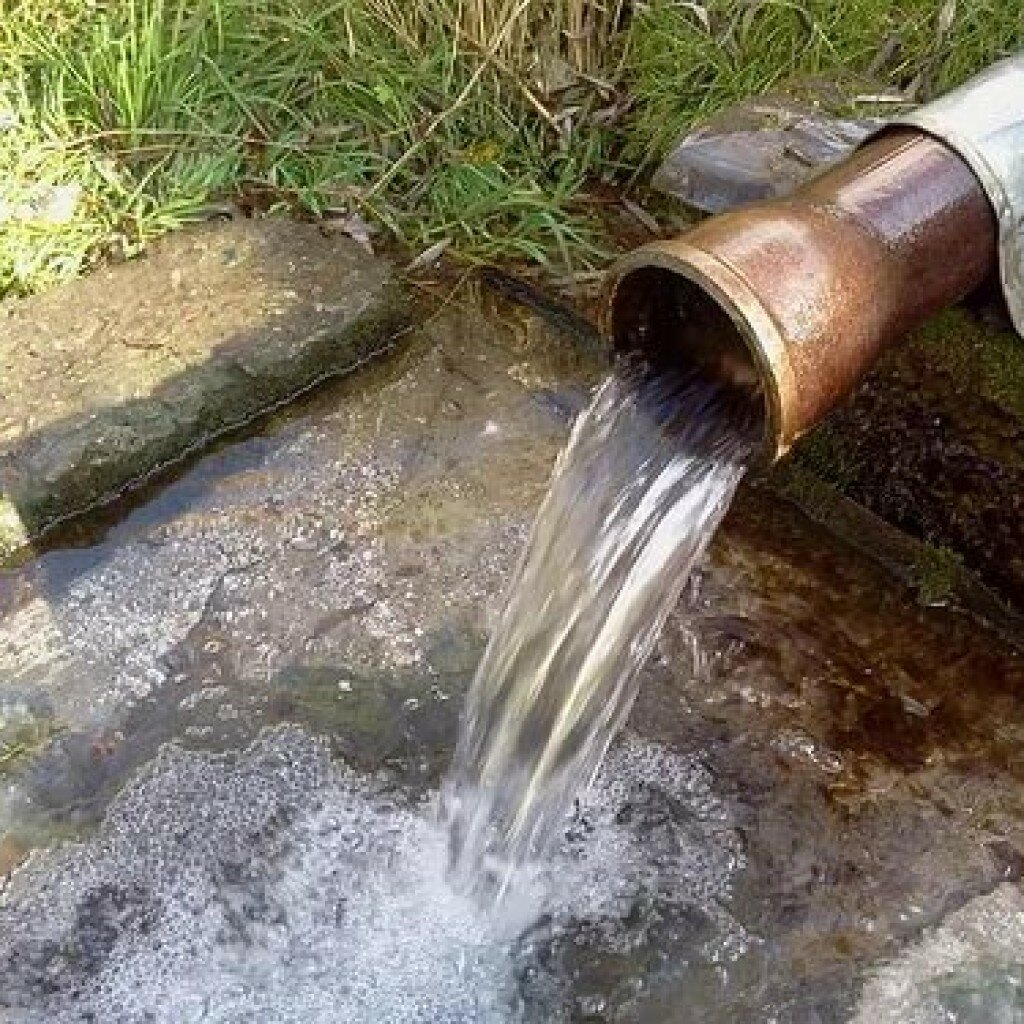 Вода из колодца можно пить. Скважина на воду. Вода из скважины. Источник воды скважина. Грязная вода.