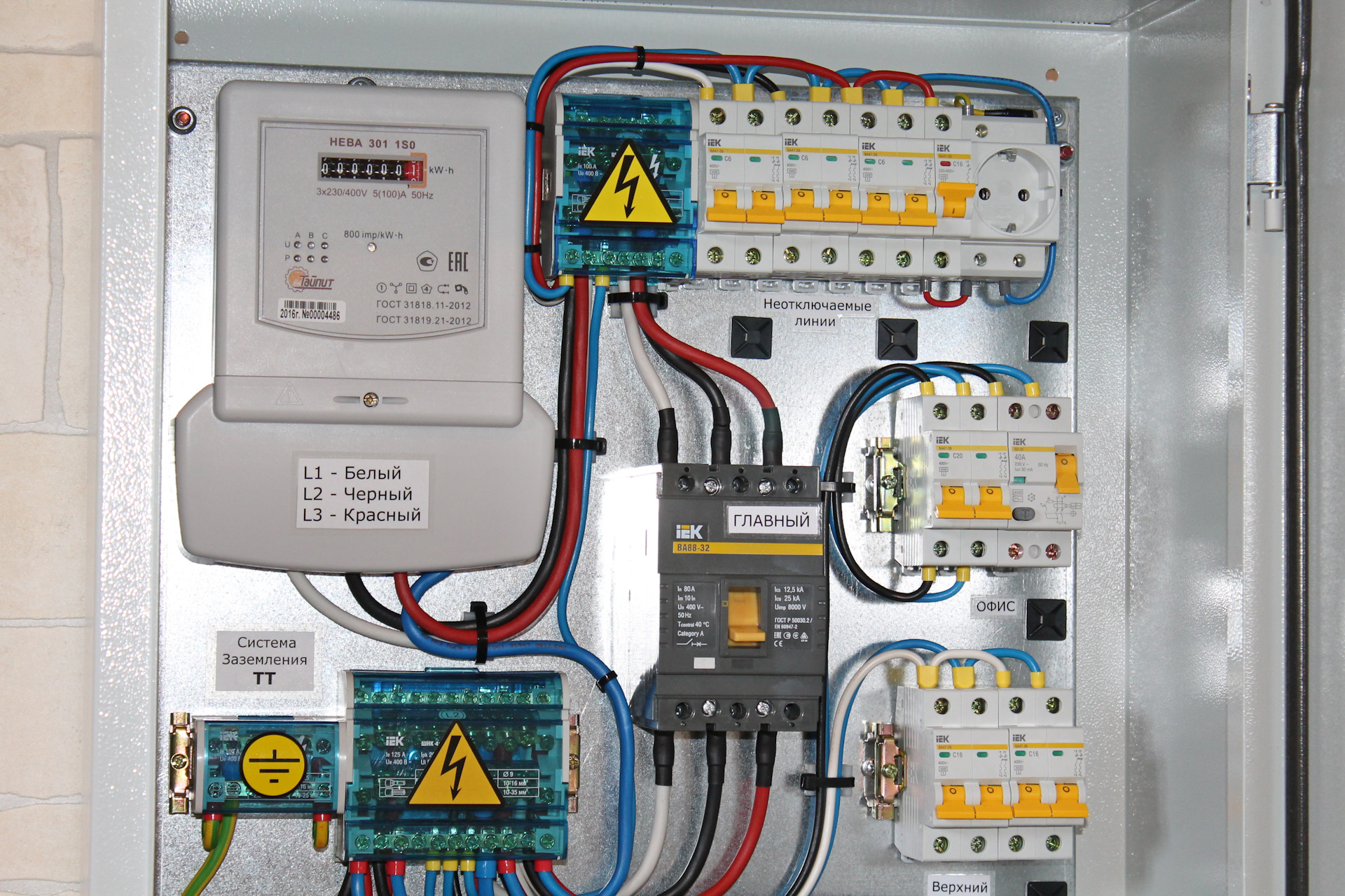 электрический счетчик в шкафу