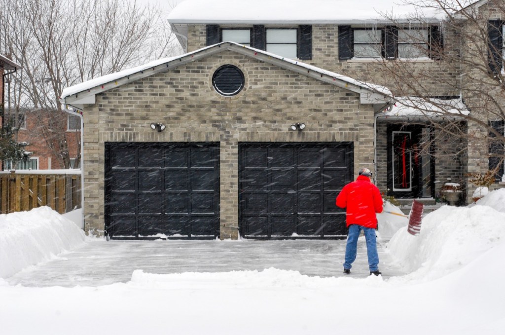 Готовим гараж к зиме: как ворота помогают сберечь тепло