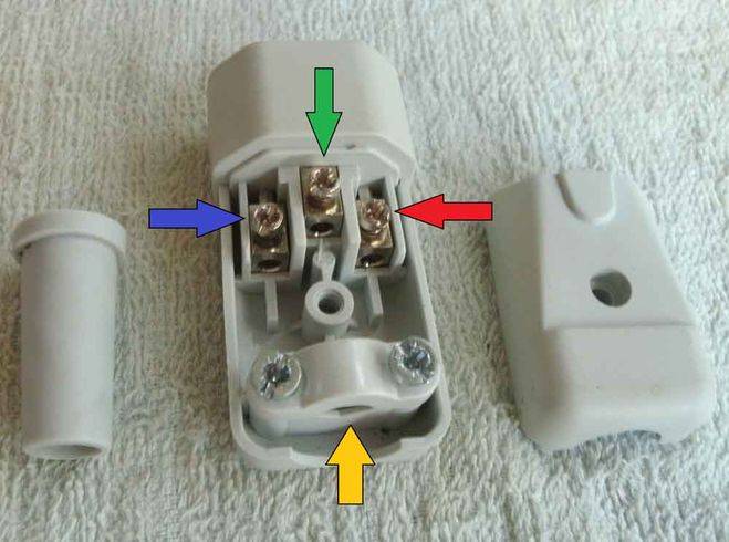 Как поменять вилку. Подключить вилку с заземлением к проводу. Сборка вилки с заземлением Lezard. Подсоединить вилку три провода. Евровилка с заземлением подключить провод.