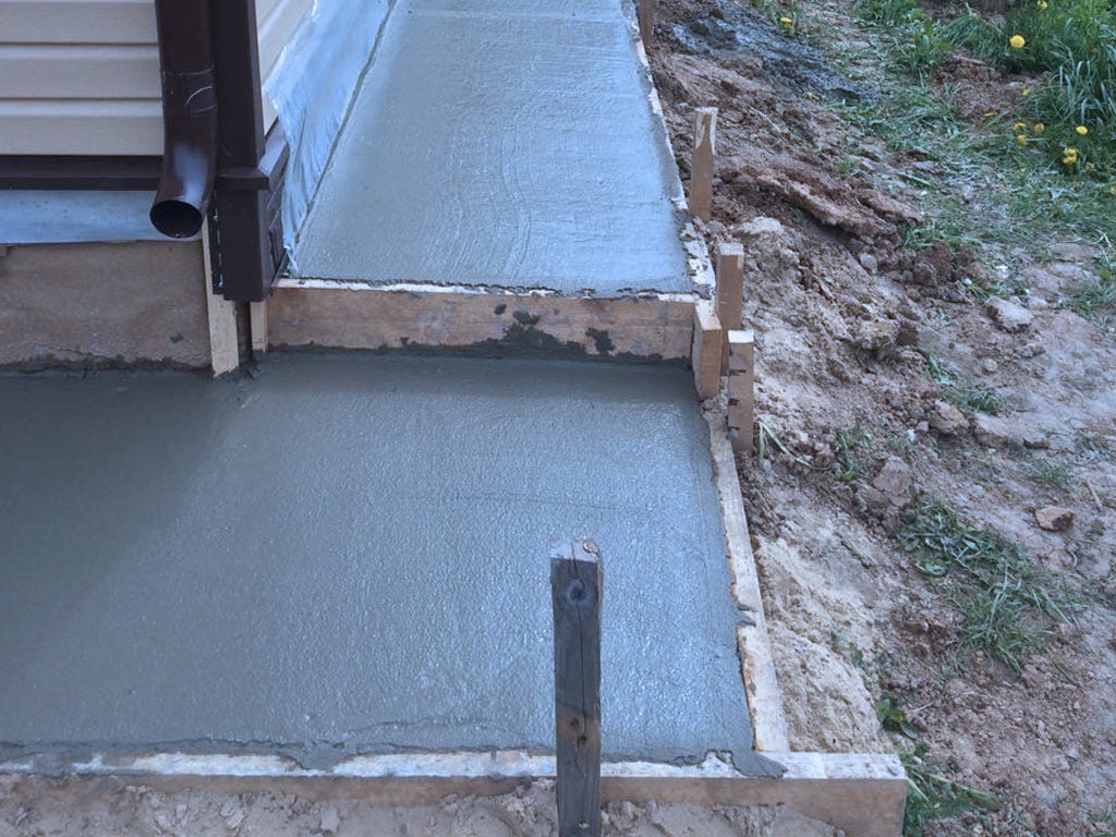 Варианты покрытия бетонной отмостки возле дома