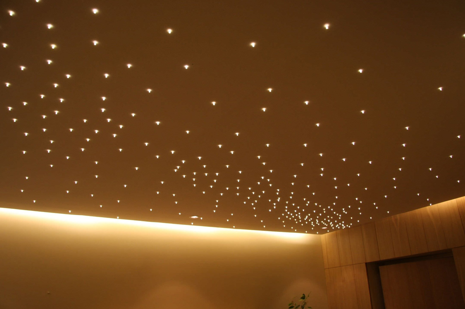 Идеи и варианты освещения для натяжных потолков для разных комнат