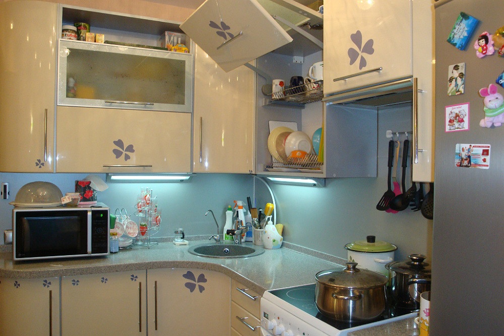 Дизайн брежневки кухни с холодильником фото