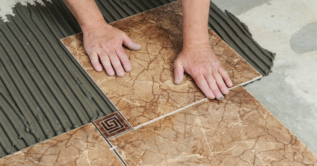 Укладка керамической плитки своими руками: процесс укладки и видео технологии укладки