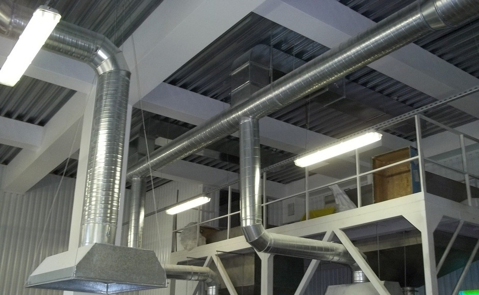 Вентиляция воздуха производственных помещений. Приточно-вытяжная вентиляционная система цеха. Общеобменной приточно-вытяжной вентиляцией. Местная вытяжная вентиляция производственных помещений BASF. Вентиляционная система для производственных помещений.