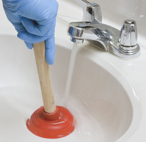 Прочистка канализационных труб народными средствами в домашних условиях