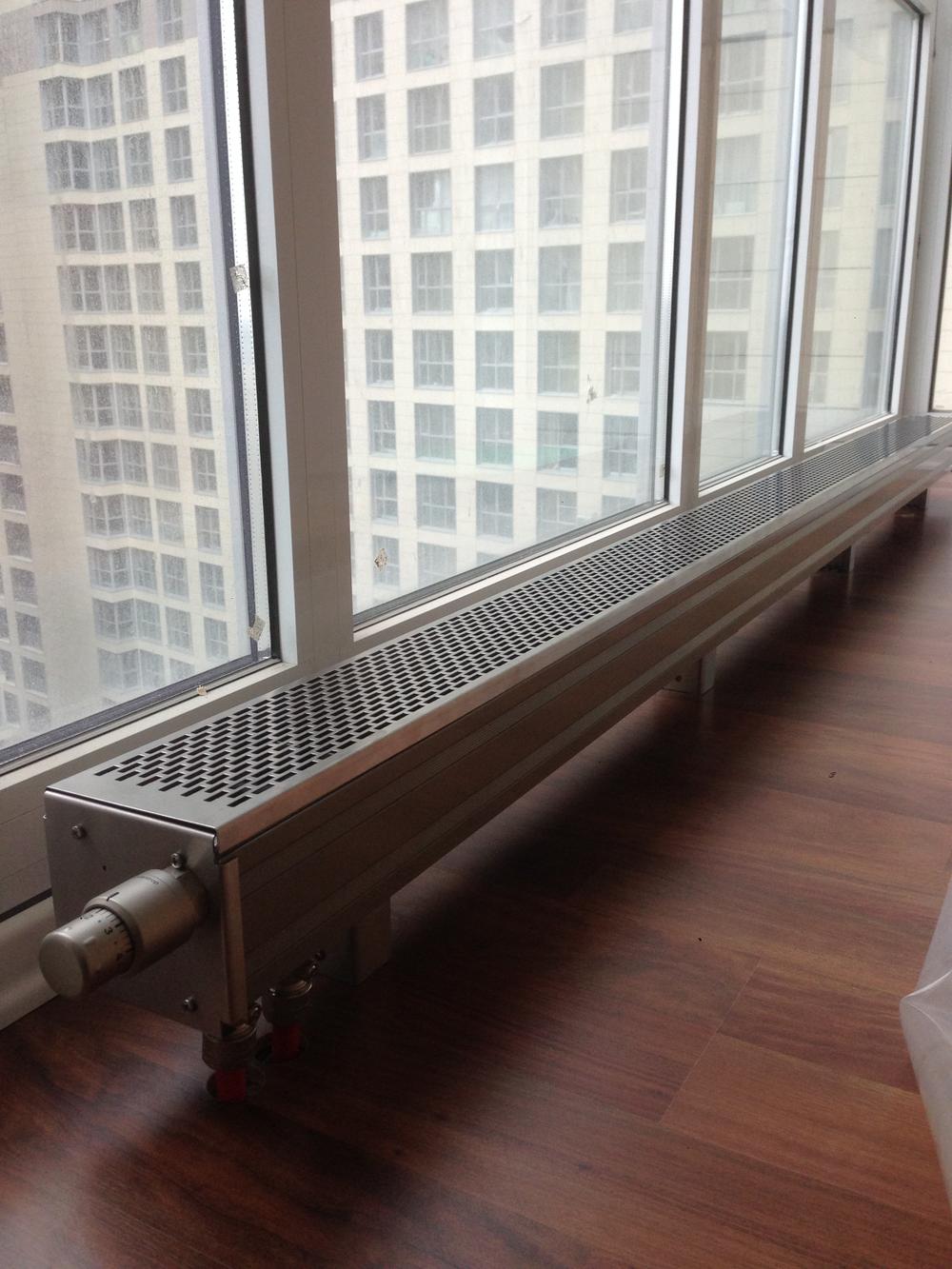 Использования низких отопительных радиаторов для панорамных окон