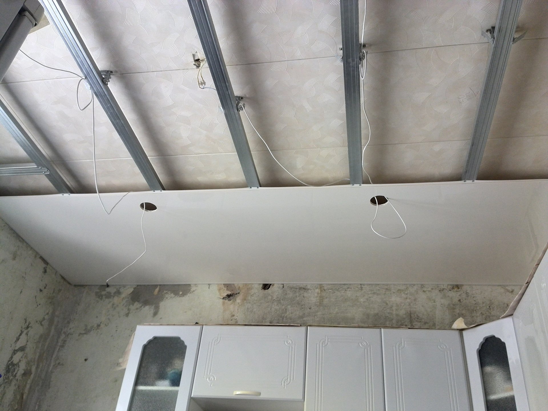 Варианты как отделать потолок пластиковыми панелями