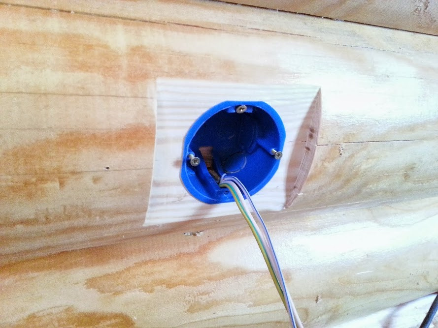 Металлические подрозетники для скрытого монтажа в деревянном доме